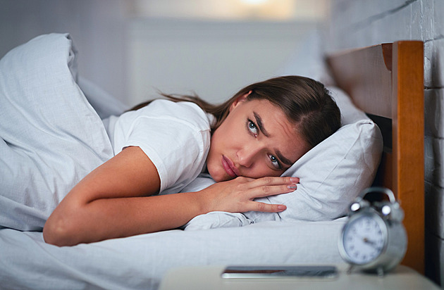 Postel je jenom na spánek a sex, říká lékařka ze spánkové laboratoře