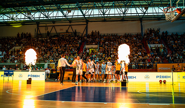 Pset basketbalist nastupuj ke tvrtfinle NBL proti Dnu.