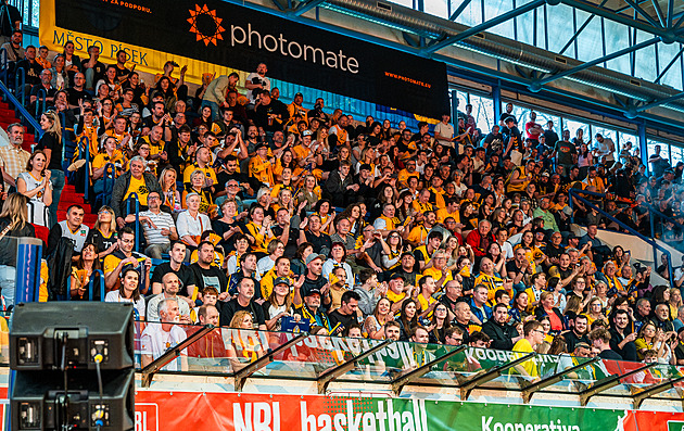 Pset fanouci sleduj tvrtfinle NBL na zimnm stadionu.
