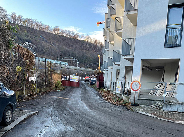 Bahnitý výjezd. Nákladní auta ze stavby nedávno zneistila silnici v ulicích U...