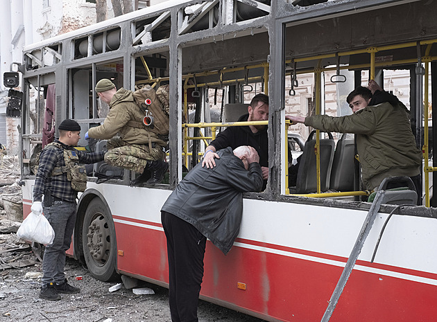 Ruský dron zasáhl na Ukrajině autobus s lidmi, kteří jeli do práce. Devět obětí