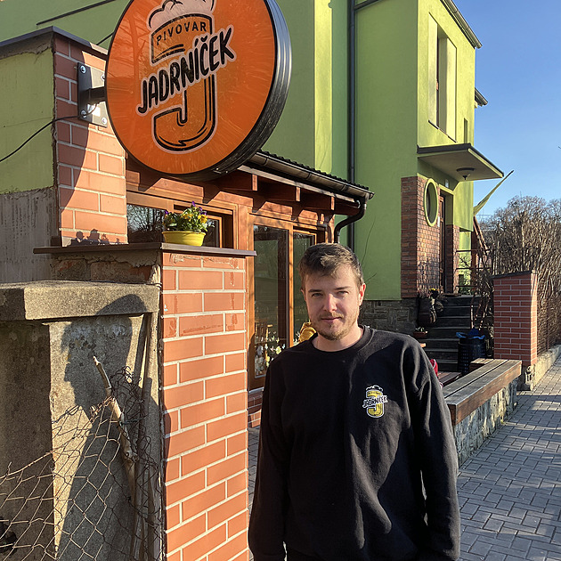 Lubo Jadrníek ped svojí hospodou a pivovarem v Námti na Hané. Podnik se...