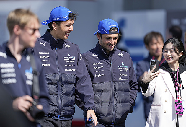 Další zásnuby pilota formule 1. Albon požádal o ruku profesionální golfistku