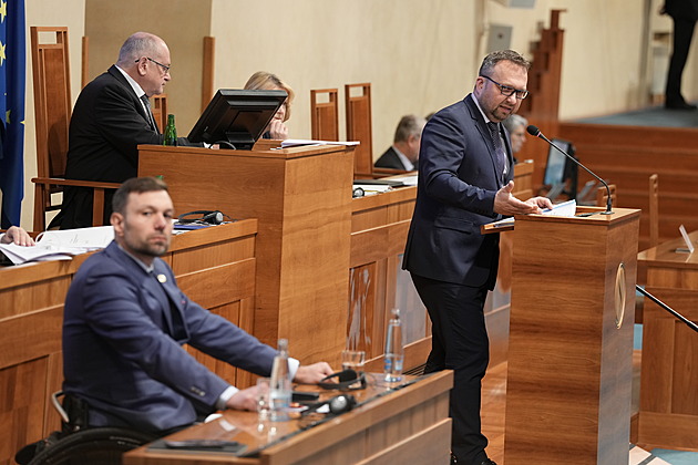 Senátoři rozhodují o velké reformě sociálních dávek. Místo čtyř bude jediná