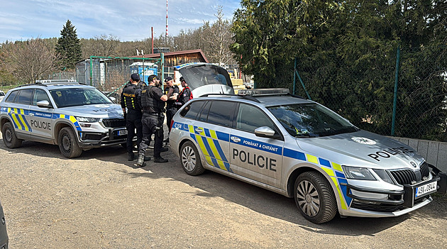 Policisté dnes po poledni vyjídli do firmy v Jíloviti u Prahy k postelenému...