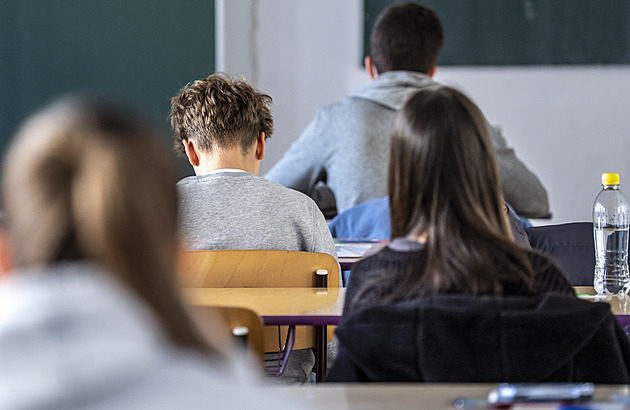 První kolo pijímacích zkouek na Stední odborné kole Drtinova v Praze. (11....