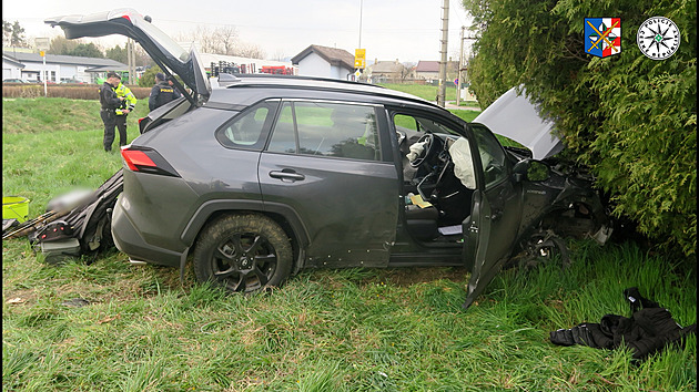 Muž s kradeným autem uháněl 150 v obci i protisměrem, po nehodě zůstal bezvládný
