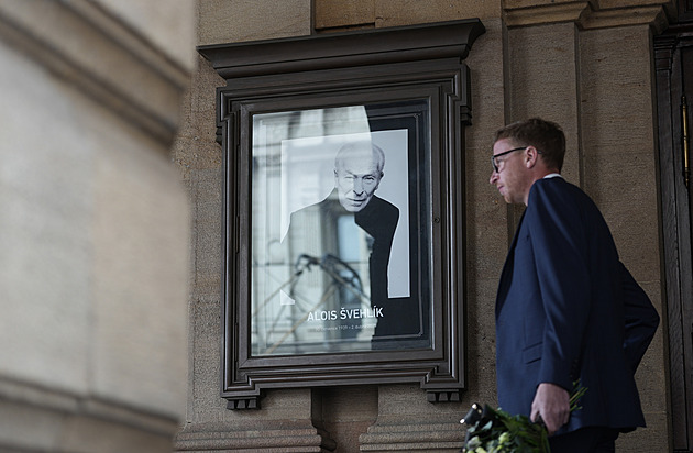 Národní divadlo se plní. Lidé se přicházejí rozloučit se zesnulým Aloisem Švehlíkem