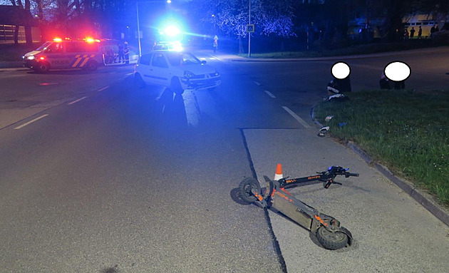 Opilý mladík na elektrokolobce nedal ve Vodanech pednost autu.