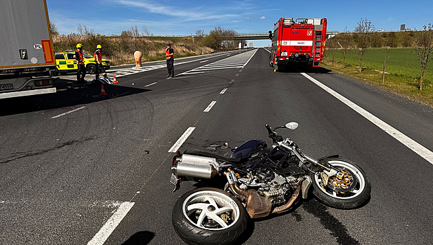 Motorká nepeil stet s kamionem u Drhovle.