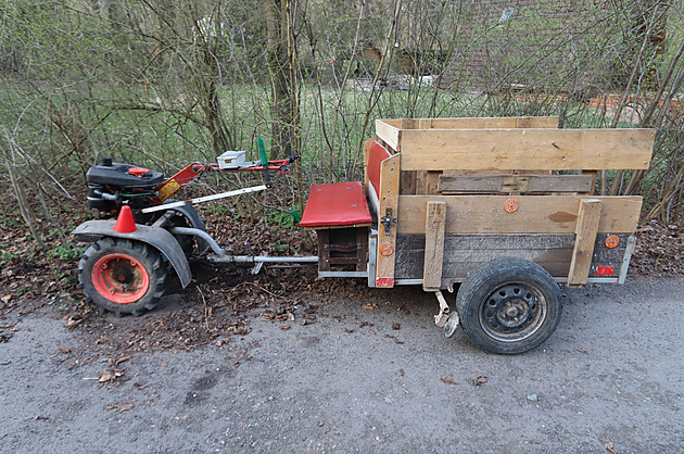 Jízda v opilosti skonila nehodou. idi svj malotraktor neukoíroval. (12....