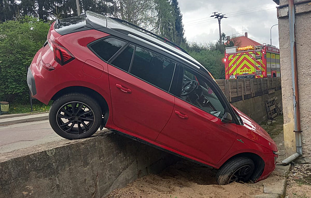 Ve Slatin nad Zdobnicí spadl vz ze zídky (18. dubna 2025)