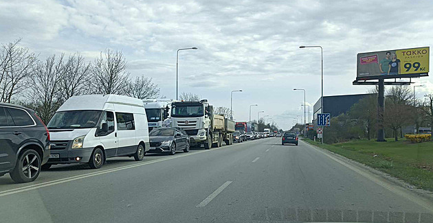 Kolona na vjezdu z eskch Budjovic. U sdlit Vltava ve smru na Psek. (14. dubna 2025)