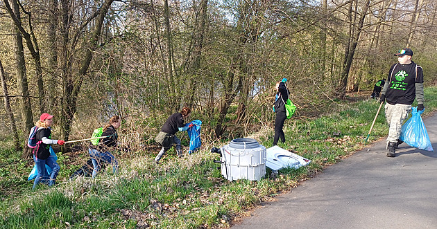 Behy i koryto Ohe istili dobrovolníci u podesáté. Sely se jich na dv...