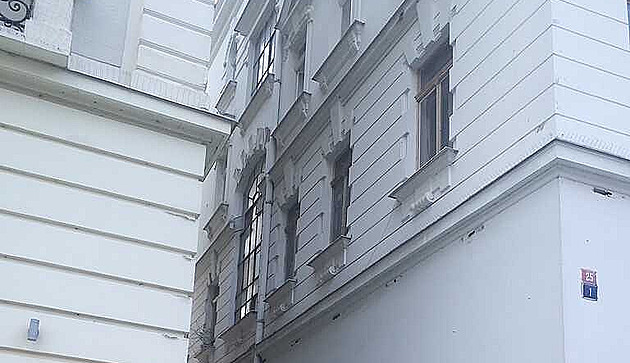 ena v ulici Trit vypadla pi mytí oken z druhého patra domu.