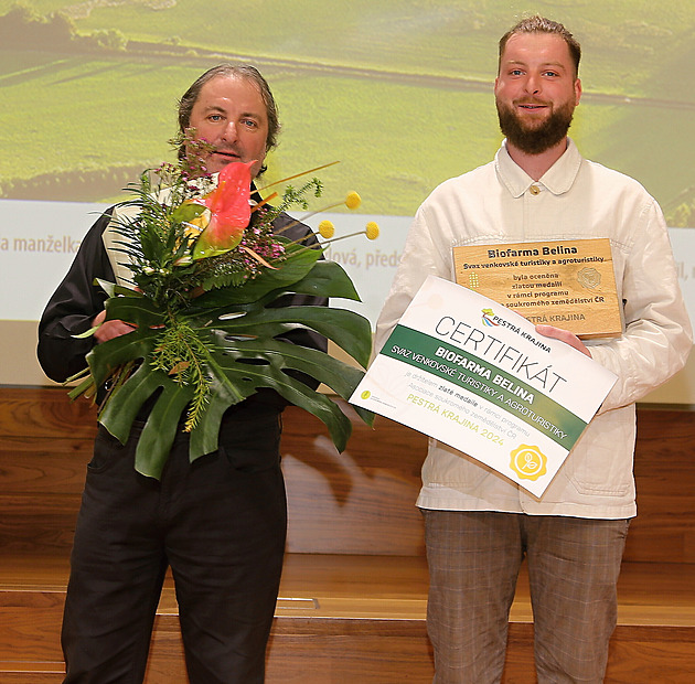 Zakladatel biofarmy Belina Jaroslav Prchal (vlevo) si spolen se synem...