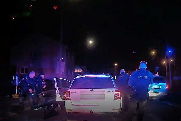 idi kody Octavie ujdl nonmi Budjovicemi policistm rychlost a 170 km v hodin. Navc ml zkaz zen a byl pod vlivem drog. Policist ho dopadli v Nemanicch.