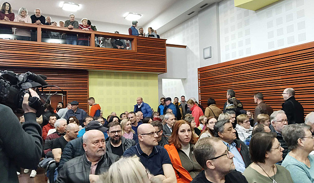 Lidé se bojí výparů benzenu. Látku mají z podzemní vody odstranit obří filtry