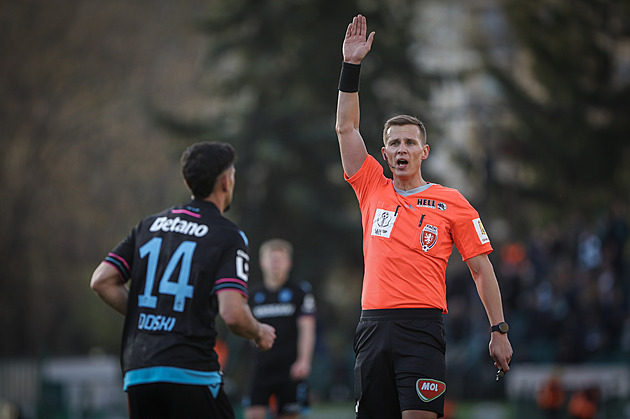KOMENTÁŘ: V hlavní roli sázky a úplatky. Pomoc, fotbal opět v bahně. Očistí se? KOMENTÁŘ: V hlavní roli sázky a úplatky. Pomoc, fotbal opět v bahně. Očistí se?
