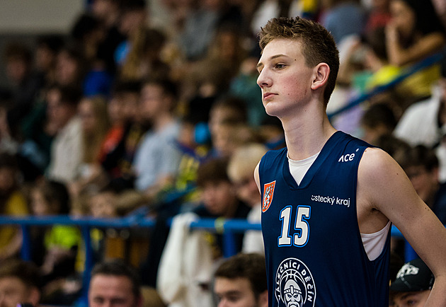 Jeden z nejmladších v historii, debut v tátově patnáctce. Houška si splnil sen