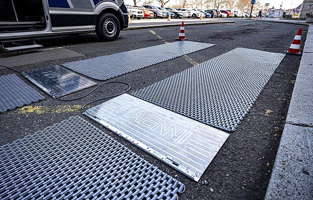 Náklaďáková policie rozdala tisíce pokut. Dohlédne na porušování zákazu jízd