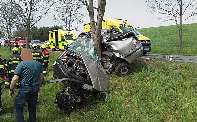 Do eských Hemanic vyjely 11.58 sloky IZS. Dolo zde k nárazu auta do stromu....