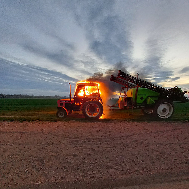 Traktor v plamenech. Za požár stroje na poli může závada na elektroinstalaci