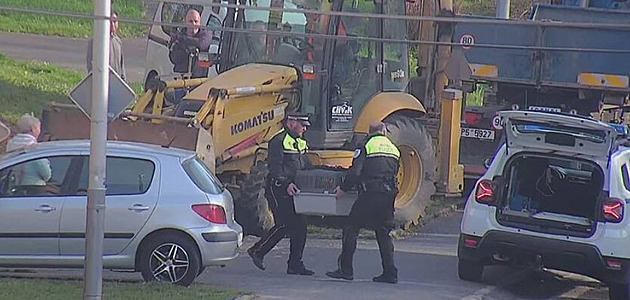 Bobr se pes noc schoval pod bagrem v Domalicích a ráno odmítal úkryt opustit.