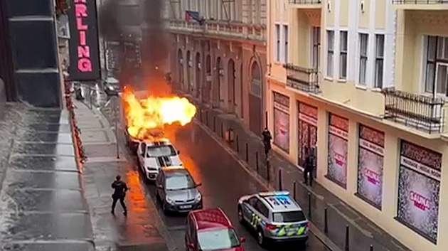 VIDEO: Rozvozci jídla v Praze zcela shořela dodávka, ozvala se i exploze