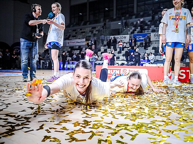 Nat�lie Stoupalov� (vlevo) slav� triumf s basketbalistkami Gdyn� v dom�c�...