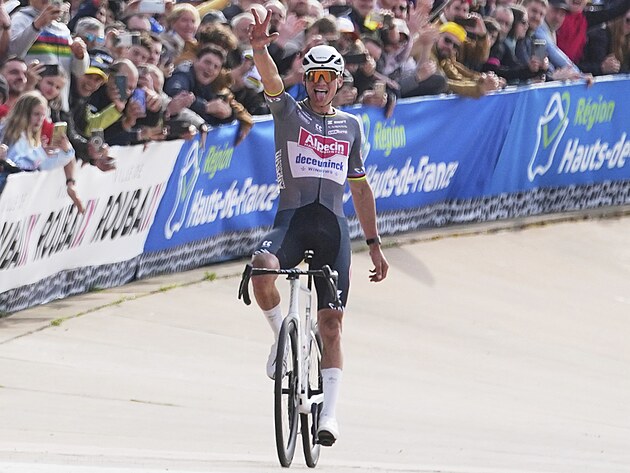 Nizozemsk� cyklista Mathieu van der Poel fini�uje na velodromu v Roubaix.