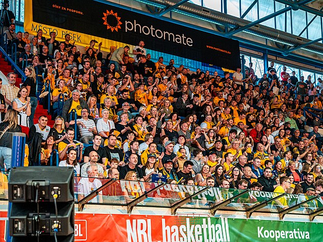 Písek basketbol ateşi. Kışın playofflarına erişim kazanma!