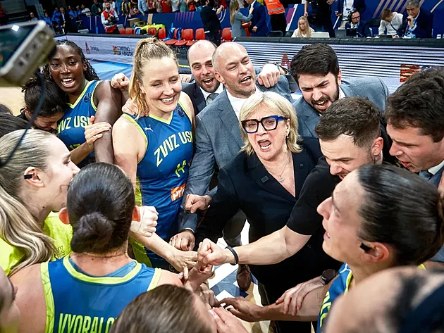 USK Praglı basketbolcular, Euroleague finalinde Türkiye karşısında aldıkları galibiyeti kutluyor.