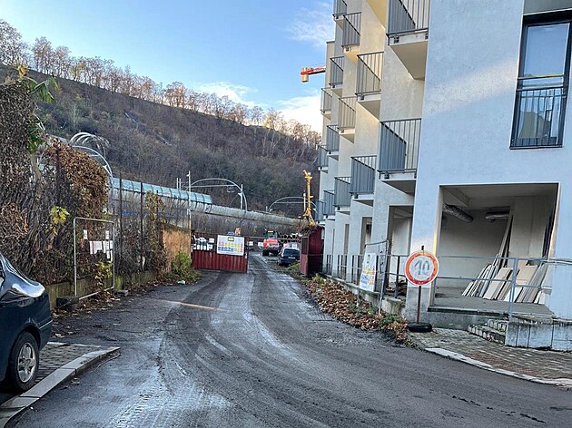 Bahnitý výjezd. Nákladní auta ze stavby nedávno zneistila silnici v ulicích U...