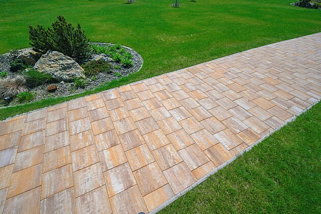 Vyberte tu nejlep�� dla�bu pro svou zahradu: Praktick� rady a tipy