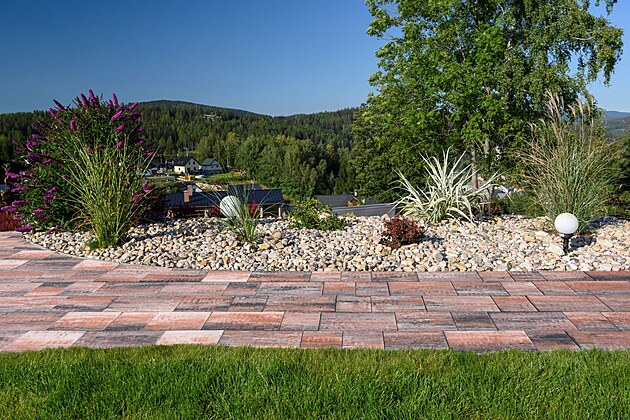 Vyberte tu nejlep�� dla�bu pro svou zahradu: Praktick� rady a tipy