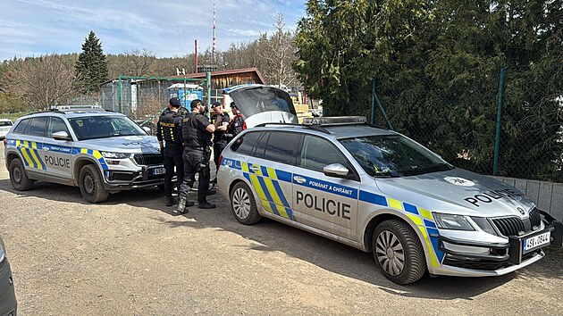 Policisté dnes po poledni vyjídli do firmy v Jíloviti u Prahy k postelenému...