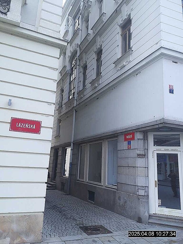 ena v ulici Trit vypadla pi mytí oken z druhého patra domu.