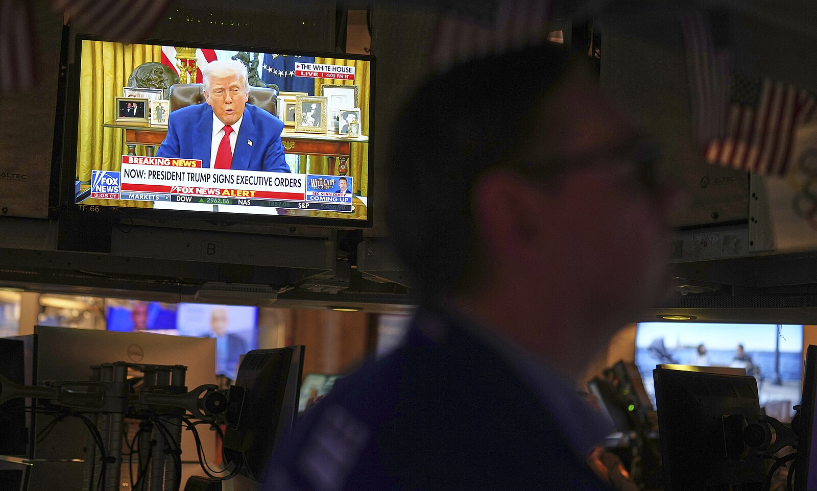 V Americe se objevil politický insider trading. Někdo z okolí elity snadno bohatne a nikomu to nevadí