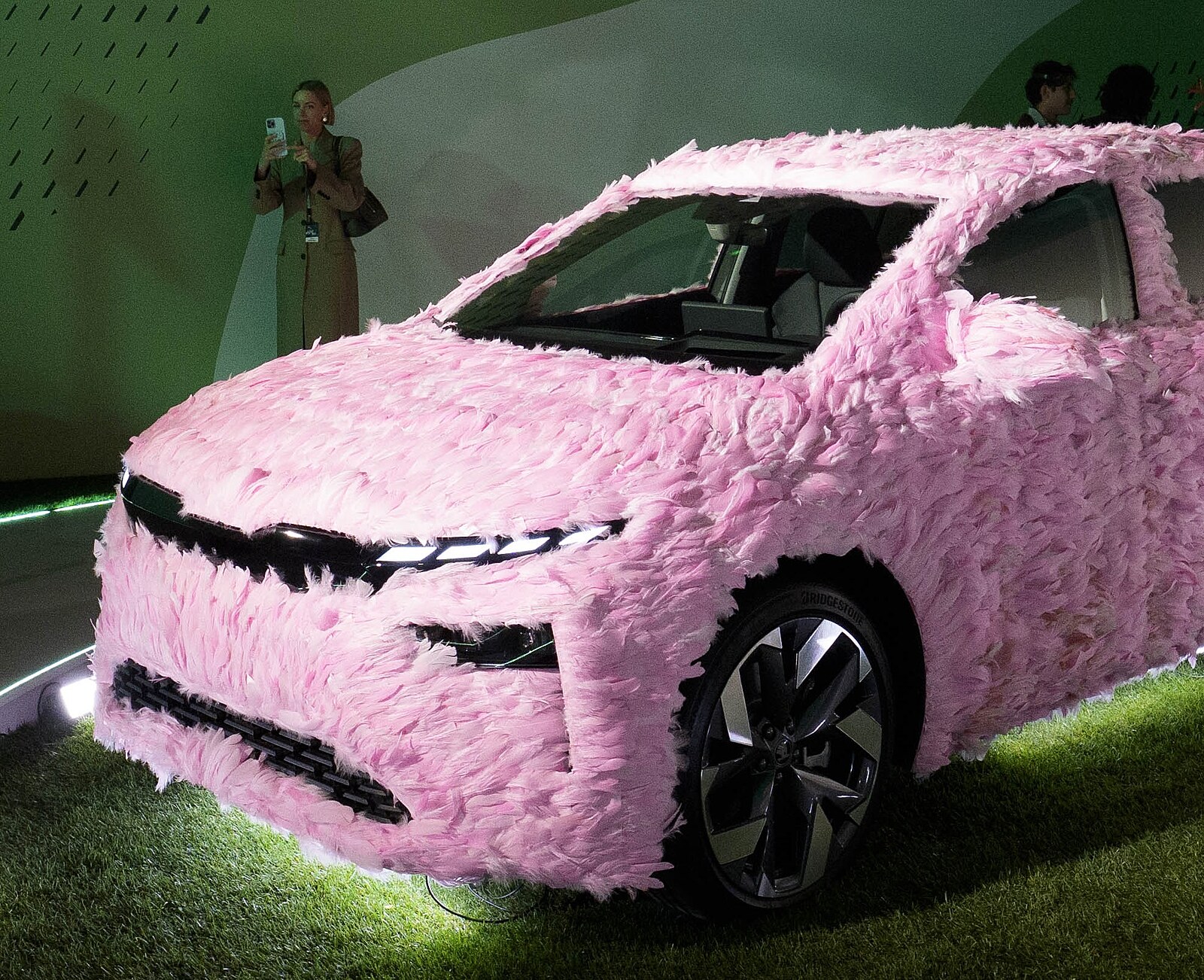 Českým Autem roku 2026 je elektrická škoda. Elroq porazil mercedes i BMW