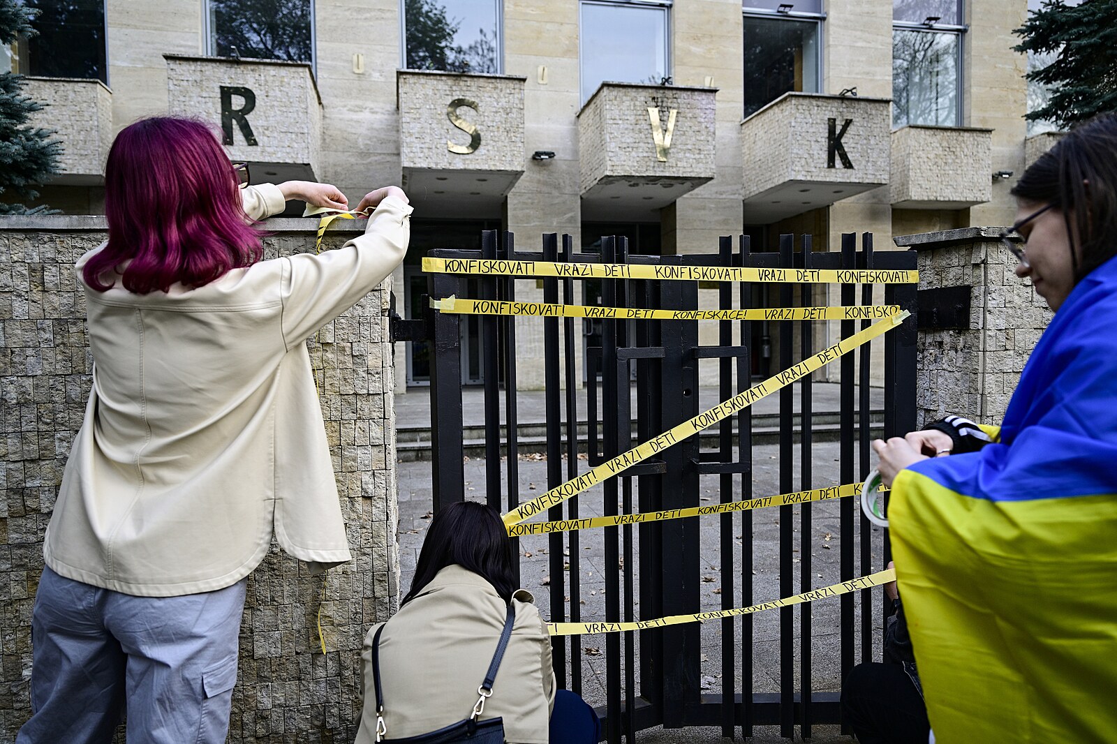 Konfiskovat, vrazi dětí. V Praze demonstrovali proti šíření ruské kultury