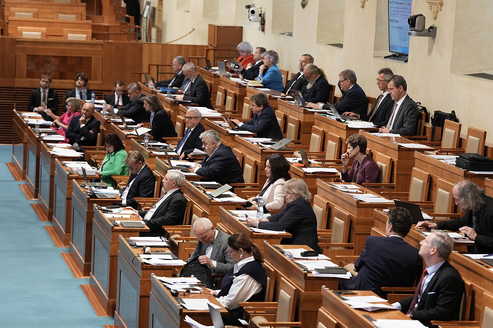 Srpen místo května. Senát kývl na odložení superdávky o čtvrt roku