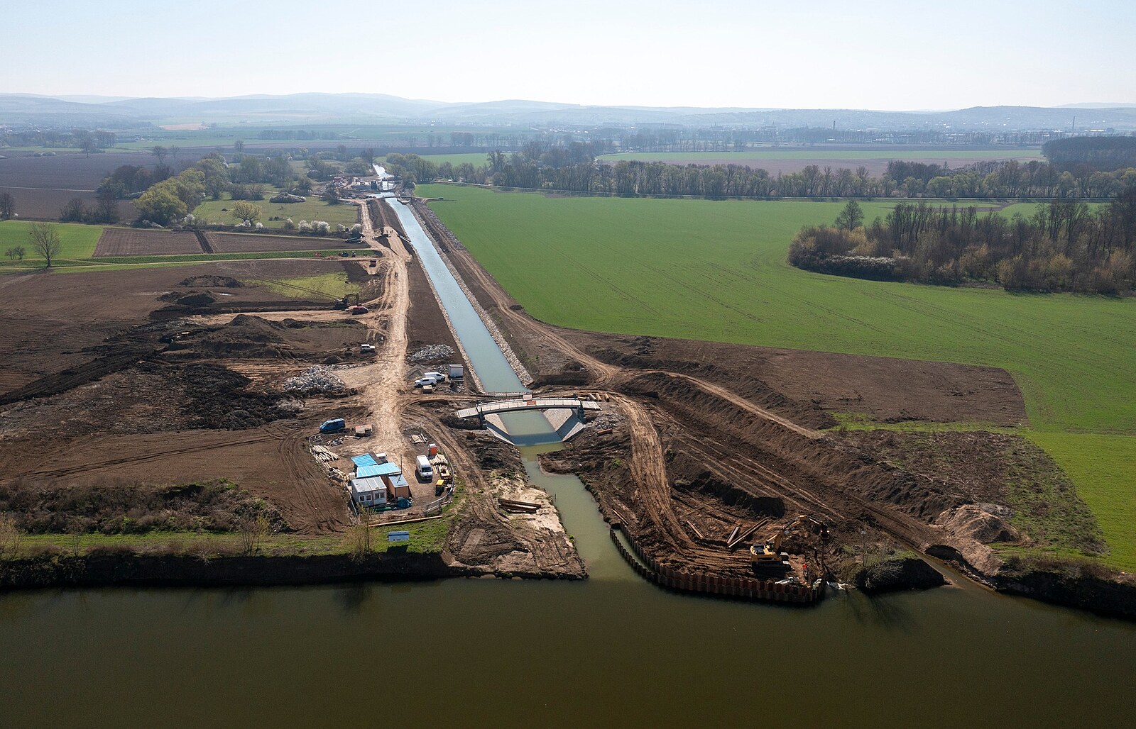 Plovoucí tanker na Vltavě a prodloužení Baťova kanálu. Z Česka je plavební velmoc