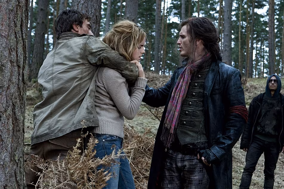 Emma Watsonová a Nick Moran ve filmu Harry Potter a Relikvie smrti - �ást 1...