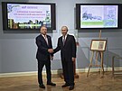 Ruský prezident Vladimir Putin si podává ruku se zvlátním vyslancem amerického...