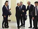 Ruský prezident Vladimir Putin (uprosted) si podává rukou s investiním...