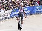Nizozemsk cyklista Mathieu van der Poel finiuje na velodromu v Roubaix.