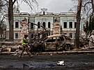 Pohled na místo ruského raketového útoku v ukrajinském mst Sumy (13. dubna...