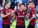 Sparantí fotbalisté slaví úvodní trefu proti Pardubicím. Zleva Jan Kuchta,...