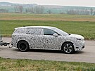�pioná�ní snímky prototypu sedmimístného elektrického SUV �kody vycházejícího...